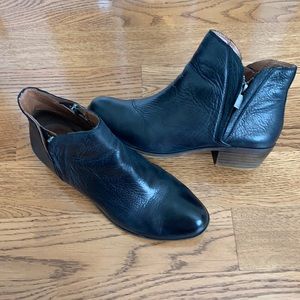 8.5M Navy Lucky Brand leather boots. Low heel. Great condition